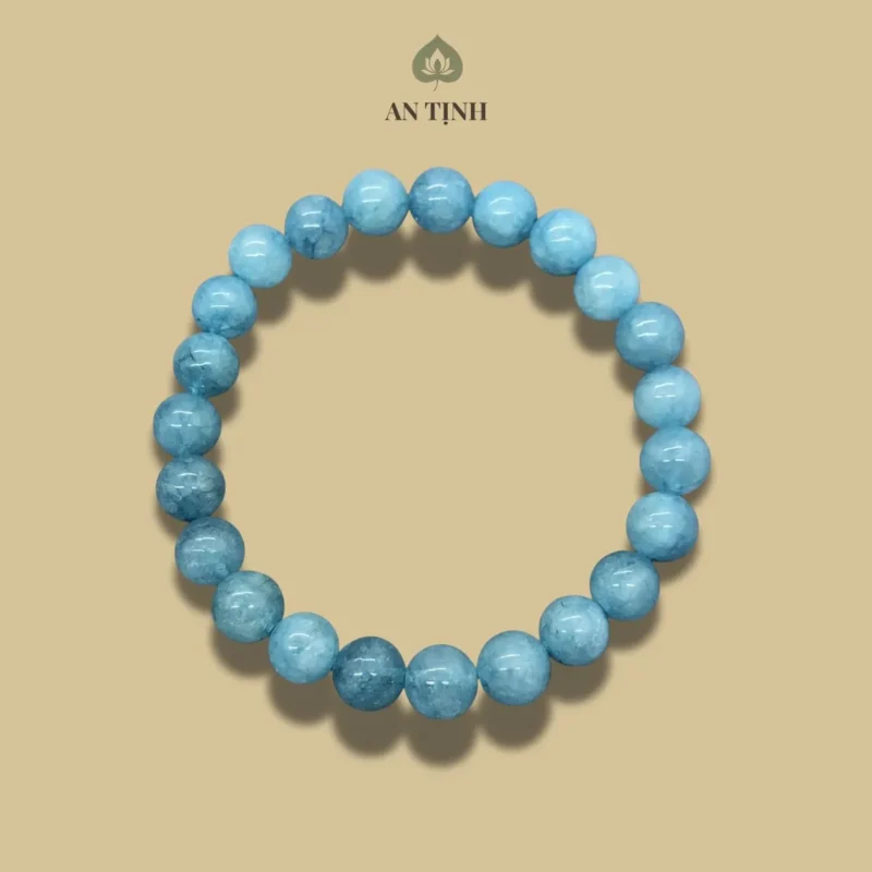 Vòng tay đá Aquamarine hoàn toàn phù hợp với người mệnh Mộc theo phong thủy ngũ hành, vì đá Aquamarine thuộc hành Thủy, mà Thủy sinh Mộc. Màu xanh nước biển của đá Aquamarine mang lại sự cân bằng, may mắn, sáng tạo và sự phát triển cho người mệnh Mộc, đồng thời còn giúp giảm căng thẳng và mang lại bình an