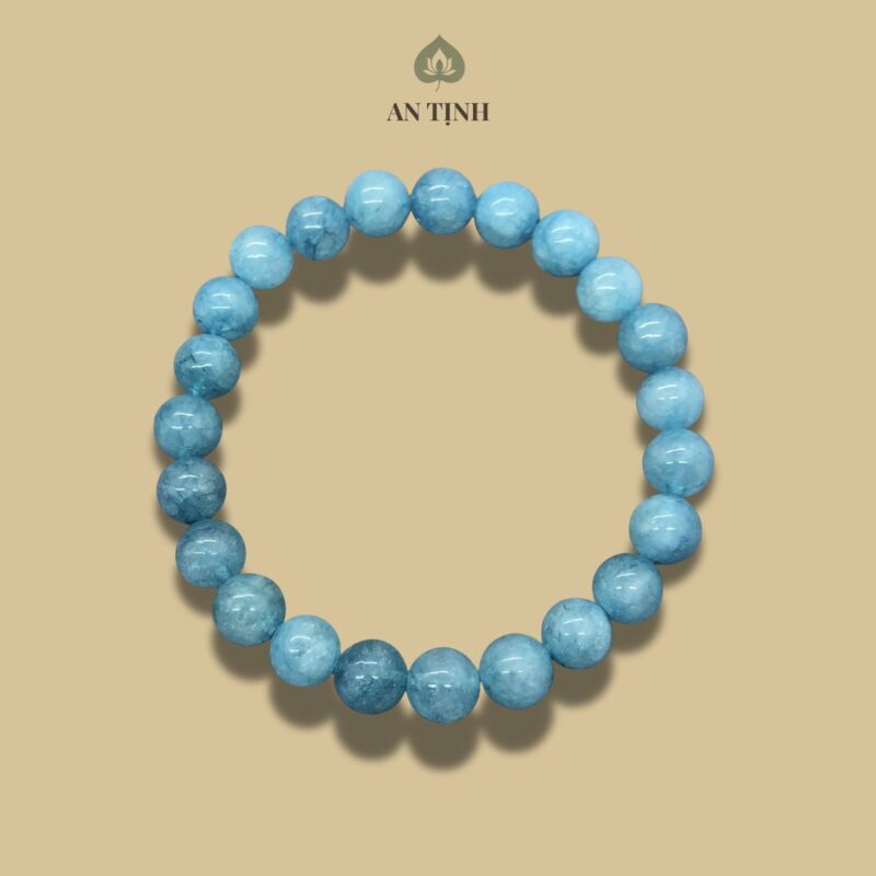 Vòng tay đá Aquamarine rất hợp với người mệnh Thủy vì màu xanh dương nhạt của đá tượng trưng cho nước, mang lại sự cân bằng và hòa hợp năng lượng Thủy. Viên đá này giúp tăng cường sự tự tin, khả năng giao tiếp, giảm căng thẳng và mang lại may mắn, thành công trong công việc và cuộc sống cho người mệnh Thủy