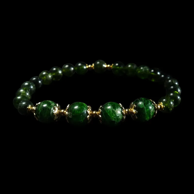 Vòng tay đá Diopside rất phù hợp với người mệnh Mộc vì màu xanh lục của đá tương hợp với hành Mộc, giúp cân bằng năng lượng, mang lại may mắn, sự minh mẫn và sáng suốt trong công việc cũng như cuộc sống. Đá Diopside còn có thể hỗ trợ tốt cho người mệnh Hỏa theo nguyên lý Mộc sinh Hỏa, giúp kiềm chế tính nóng nảy và điều hòa cảm xúc