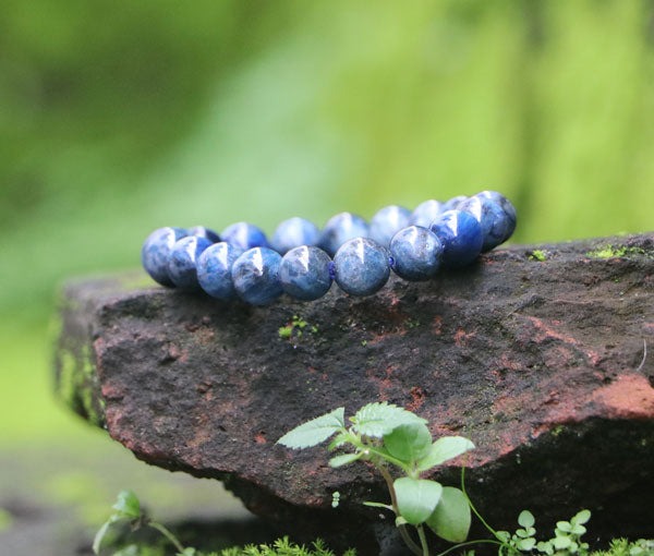 Vòng tay đá Kyanite rất hợp với người mệnh Mộc. Theo phong thủy, màu xanh của Kyanite tương ứng với hành Thủy, và theo Ngũ Hành, Thủy sinh Mộc, nên việc đeo Kyanite sẽ mang lại năng lượng tích cực, sự cân bằng, may mắn và tài lộc cho người mệnh Mộc