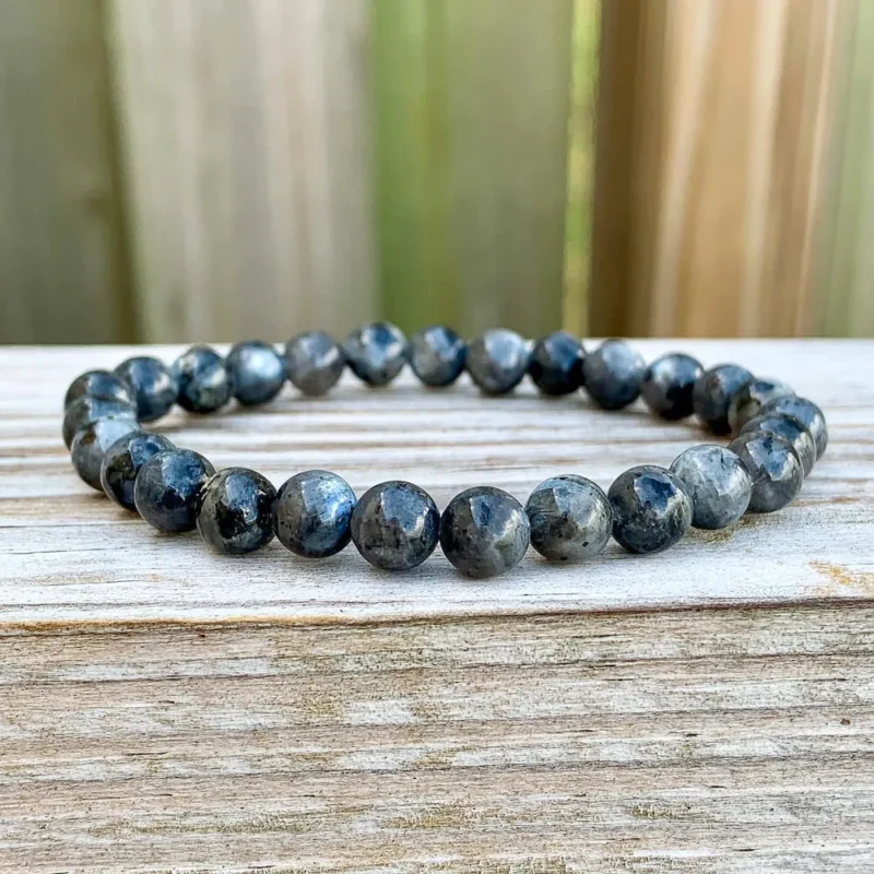 Vòng tay đá Labradorite hoàn toàn hợp phong thủy với người mệnh Thủy, vì đá xà cừ (Labradorite) được cho là mang năng lượng Thủy, tạo ra sự hài hòa tương sinh trong ngũ hành. Bên cạnh đó, đá này còn mang lại nhiều lợi ích khác như tăng trực giác, cải thiện sức khỏe, thu hút tài lộc và giảm năng lượng tiêu cực cho người đeo