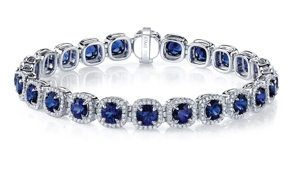 Vòng tay đá Sapphire xanh rất hợp với người mệnh Mộc vì màu xanh tương ứng với hành Mộc, giúp tăng cường năng lượng tích cực, thúc đẩy phát triển, và mang lại may mắn, thịnh vượng. Ngoài ra, đá Sapphire xanh còn hỗ trợ cân bằng cảm xúc và cải thiện sức khỏe cho chủ sở hữu
