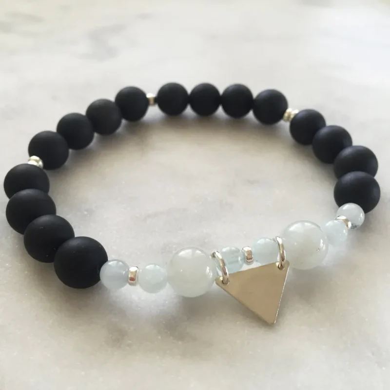 Vòng tay gỗ muồng đen mix đá Aquamarine rất hợp phong thủy cho người mệnh Thủy vì đá Aquamarine có màu xanh nước biển (tương sinh hoặc tương hợp với Thủy) và gỗ muồng đen có màu sắc của mệnh Mộc hoặc mệnh Thủy (tương sinh với Thủy), giúp cân bằng và tăng cường năng lượng bản mệnh. Tuy nhiên, bạn cần lưu ý rằng gỗ muồng đen là chất liệu thuộc mệnh Mộc, và mệnh Mộc tương sinh với mệnh Thủy