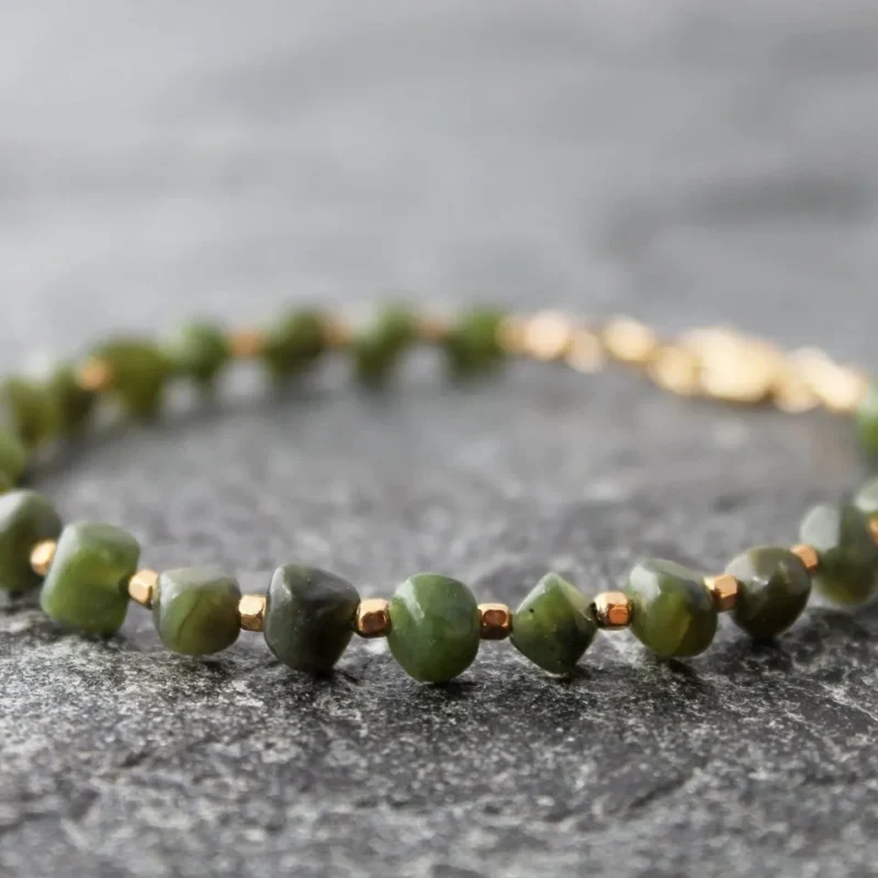 Vòng tay ngọc bích Nephrite rất phù hợp với người mệnh Mộc vì đá Nephrite thuộc hành Mộc, màu xanh đặc trưng của nó tượng trưng cho cây cối, sự sinh trưởng và phát triển, giúp gia tăng năng lượng và may mắn cho người đeo. Vòng tay đá Nephrite không chỉ mang lại tài lộc, sức khỏe mà còn tượng trưng cho sự bình an, may mắn và thể hiện đẳng cấp cho người sở hữu
