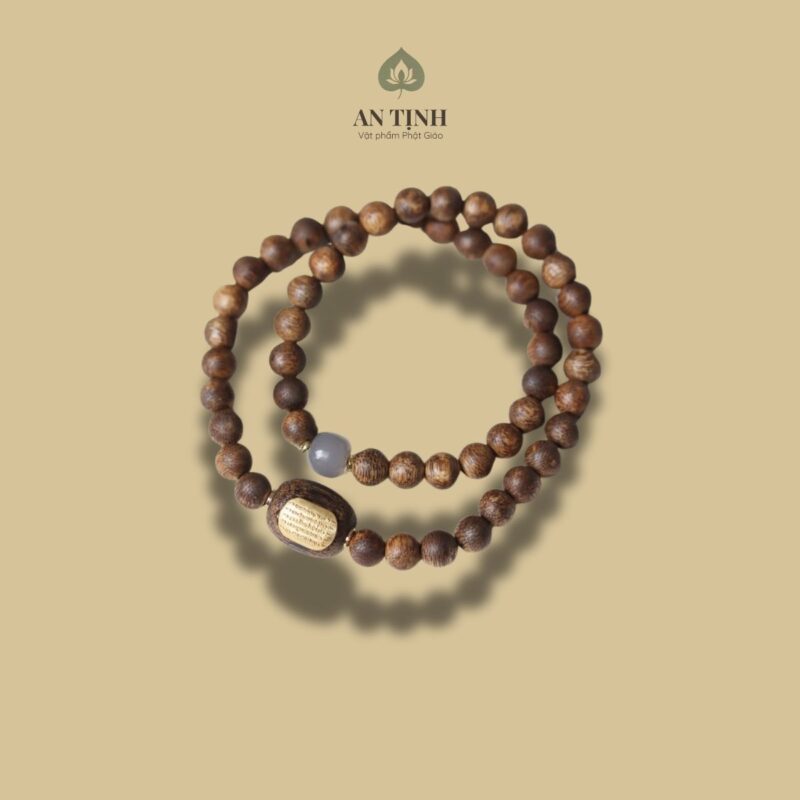 Để chọn chất liệu cho người thuộc Mộc – Thủy, bạn nên ưu tiên đồ dùng làm từ gỗ, tre, nứa, giấy, vải, đồ da (thuộc hành Mộc) và các vật phẩm có màu sắc xanh lá, xanh dương, đen như đá Aquamarine, đá Thạch anh xanh/đen, gốm sứ Bát Tràng men xanh. Tránh các vật liệu thuộc hành Kim (kim loại) và Thổ (gạch, sứ, đá), vì chúng có thể tương khắc hoặc không phù hợp với năng lượng của người mệnh Mộc và Thủy