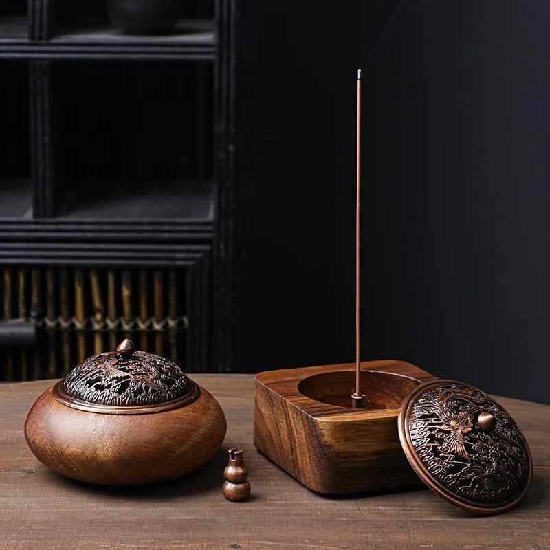 Để chọn kích thước lư hương hợp lý, bạn cần cân nhắc kích thước không gian thờ cúng (bàn thờ gia đình, đền chùa, khu mộ) và chất liệu mong muốn (đồng, sứ, đá) để đảm bảo sự cân đối, thẩm mỹ và hợp phong thủy. Kích thước lý tưởng là vừa vặn với không gian, không quá to hay quá nhỏ, với các kích thước phổ biến cho bàn thờ gia đình khoảng 40-60cm và lớn hơn cho không gian công cộng