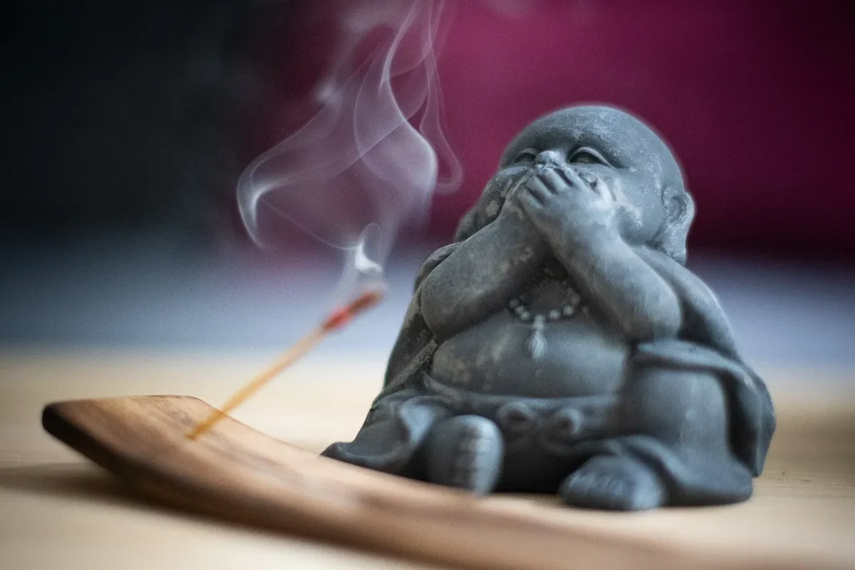 Việc không để trầm cháy âm ỉ suốt đêm giúp tránh nguy cơ cháy nổ do tàn nhang, đảm bảo an toàn cho người sử dụng và tài sản trong nhà, đồng thời giúp bảo vệ chất lượng không khí tốt hơn, ngăn chặn khói tích tụ gây khó chịu hoặc ảnh hưởng sức khỏe.