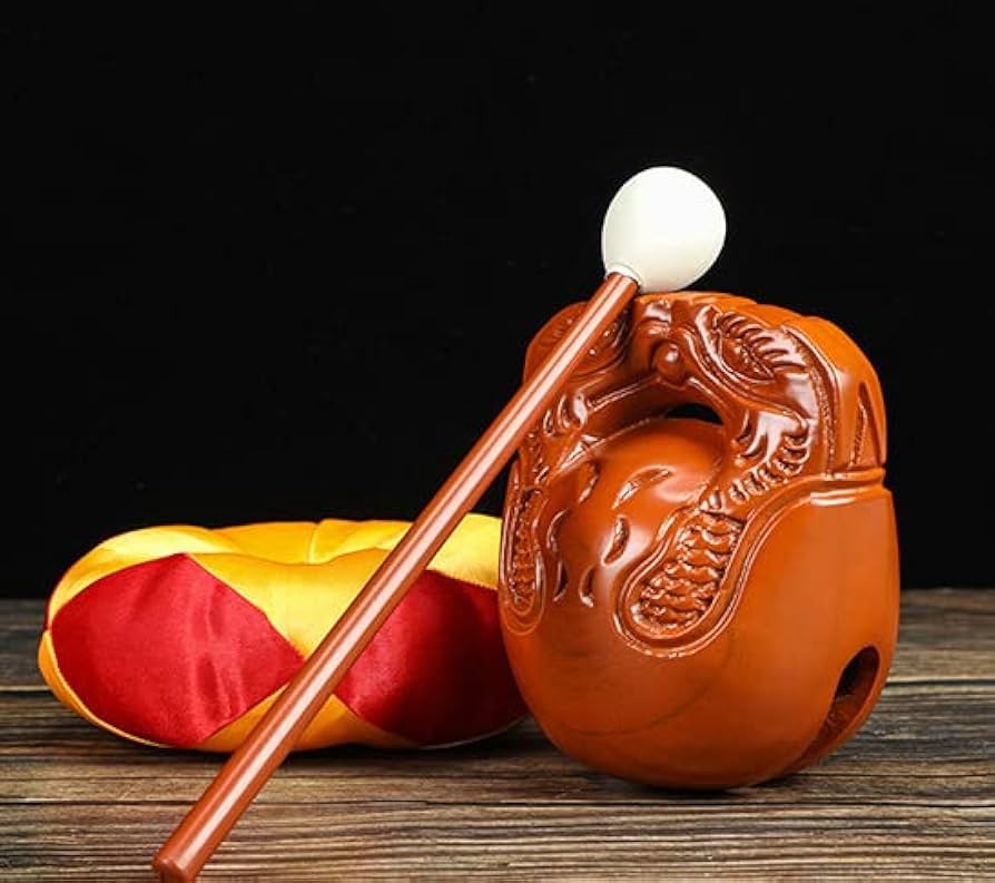 Khi chọn chuông – mõ tại gia, bạn nên ưu tiên sản phẩm đúc thủ công từ đồng nguyên chất, có tiếng ngân vang, trong trẻo và phù hợp với kích thước không gian sử dụng. Để bảo quản, hãy giữ chuông – mõ khô ráo, tránh ẩm ướt, và vệ sinh định kỳ bằng khăn mềm để giữ cho âm thanh luôn trong và tiếng vang lâu.