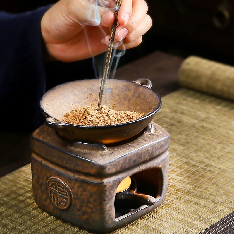 Bạn nên sử dụng lớp cách nhiệt như miếng lót chống cháy hoặc đế kê bằng kim loại để bảo vệ lư xông trầm, ngăn ngừa nứt vỡ do nhiệt và giúp xông trầm hiệu quả hơn. Cách sử dụng rất đơn giản: đặt miếng lót hoặc đế kê vào bên trong lư, sau đó đặt bột hoặc nụ trầm lên trên miếng lót trước khi đậy nắp và bật lư