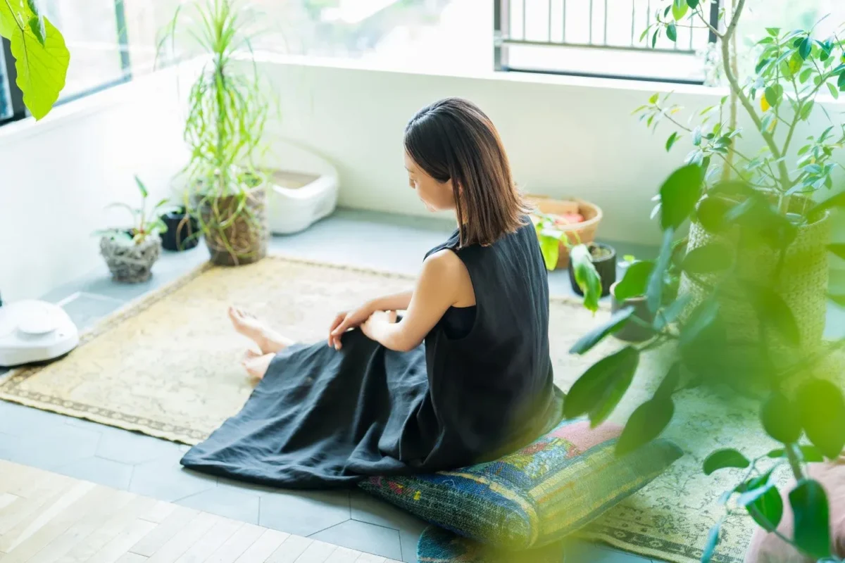 Để áp dụng thiền tại nhà, bạn có thể bắt đầu với Thiền Hơi Thở, tập trung vào hơi thở để làm dịu tâm trí, hoặc Thiền Chánh Niệm, chú tâm vào các hoạt động hàng ngày để sống trọn vẹn trong khoảnh khắc. Để tạo không gian phù hợp, hãy chọn một góc yên tĩnh, bố trí đơn giản với vật phẩm như chiếu, gối, hoặc một vật trang trí nhỏ và duy trì sự sạch sẽ