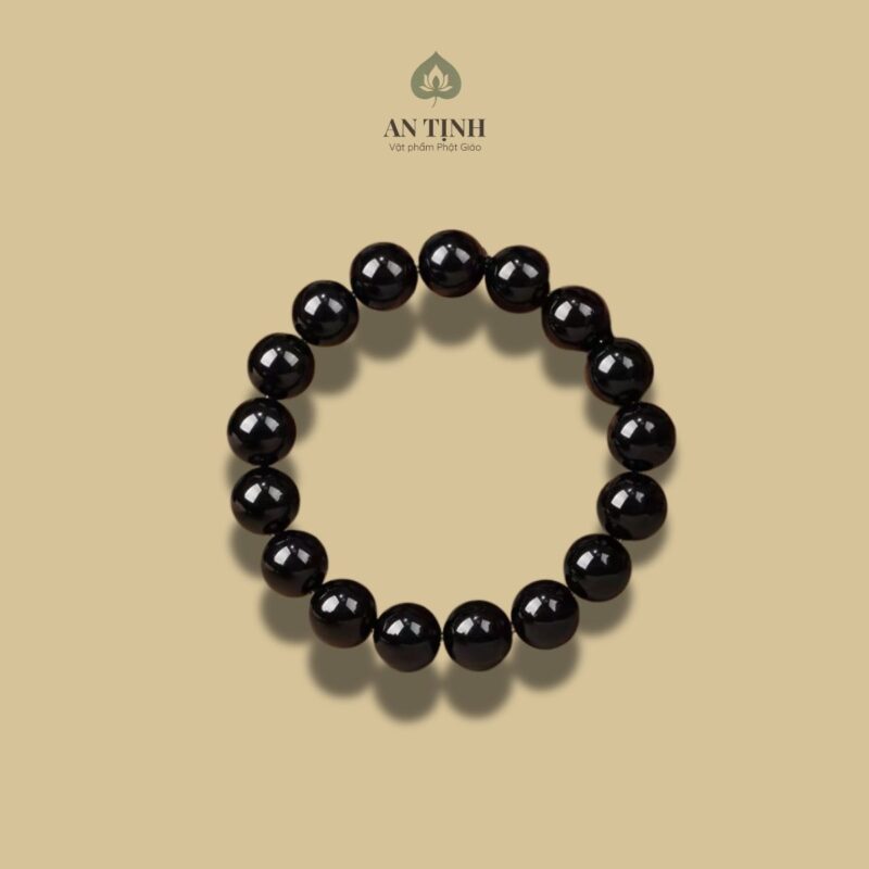 Vòng tay đá Obsidian rất hợp với người mệnh Thủy vì tính tương hợp và tương sinh, giúp cân bằng năng lượng và bảo vệ khỏi tiêu cực. Đá Obsidian, còn gọi là hắc diện thạch, mang ý nghĩa bảo vệ, giúp người đeo đạt được sự bình an, can đảm khám phá bản thân và thu hút may mắn, tài lộc
