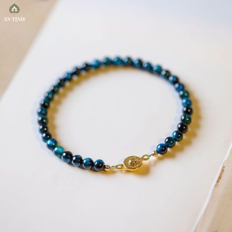 Người mệnh Mộc đeo vòng tay phong thủy để tăng cường năng lượng tích cực, cải thiện sức khỏe và tinh thần, thu hút may mắn, tài lộc, và hỗ trợ phát triển sự nghiệp, các mối quan hệ do vòng tay có khả năng kích hoạt sinh khí, cân bằng năng lượng tiêu cực và giúp chủ nhân hòa hợp với môi trường xung quanh