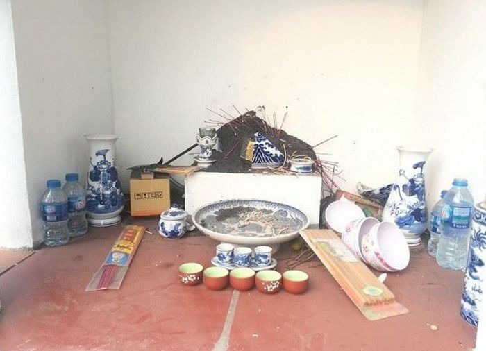 Bát hương nứt, vỡ hoặc xê dịch được xem là điềm xấu trong quan niệm dân gian, báo hiệu những điều không may mắn cho gia đình, ảnh hưởng đến vận khí và sức khỏe. Để khắc phục, gia chủ cần thay bát hương mới, xử lý bát hương cũ đúng cách bằng cách gói kỹ và chôn ở nơi trang nghiêm, sau đó thực hiện lễ tạ lỗi thần linh và gia tiên bằng cách thắp hương xin tha lỗi, làm việc thiện để tích phúc đức và cầu bình an