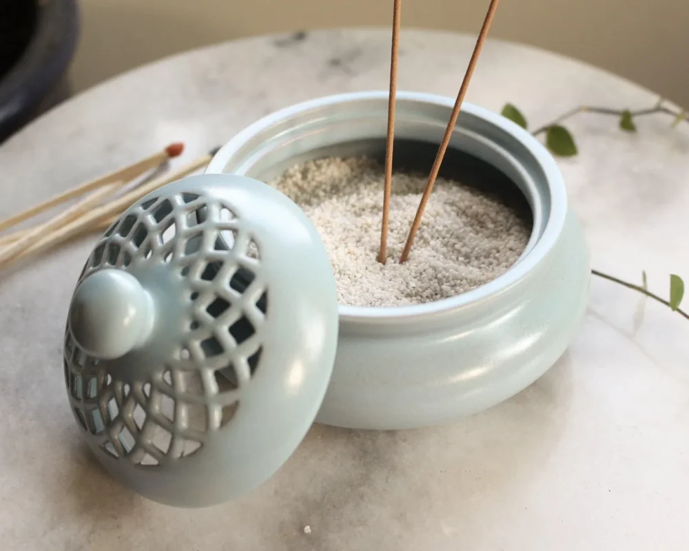 Cần thay bát hương đúng thời điểm vì để thanh lọc không gian thờ cúng, xua đi những điều xui xẻo, mang lại năng lượng mới và may mắn cho gia đình, đồng thời thể hiện lòng thành kính với tổ tiên và các vị thần