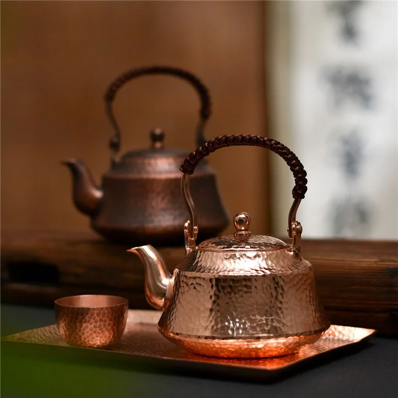 Trong một bộ dụng cụ pha trà đạo cơ bản, bình đun nước là yếu tố quan trọng để đun nước nóng, với các lựa chọn phổ biến là ấm Kama (nồi đun nước), Tetsubin (ấm đun bằng gang), ấm đồng, ấm gốm sứ hoặc thủy tinh, tùy thuộc vào phong cách trà đạo và nhu cầu sử dụng