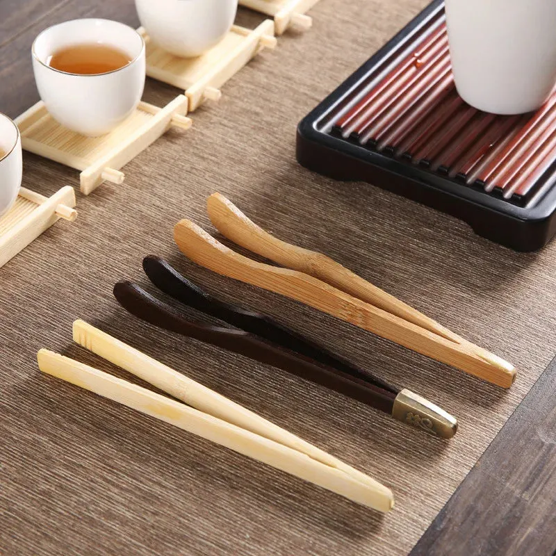 Bộ dụng cụ pha trà đạo cơ bản không nhất thiết phải có bộ dụng cụ gắp trà, mà thay vào đó là các dụng cụ chính như ấm trà, chén trà, chén tống, khay trà và lọc trà. Tuy nhiên, bộ dụng cụ gắp trà (bao gồm kim trà, thìa trà, kẹp tre) là một phần quan trọng và hữu ích trong bộ dụng cụ pha trà, giúp việc lấy trà, thao tác trong quá trình pha chế trở nên tiện dụng và tinh tế hơn