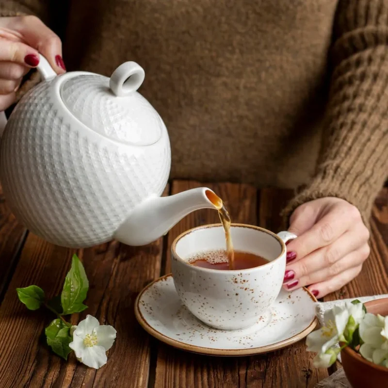 Chén tống là dụng cụ quan trọng để rót trà từ ấm, trộn đều các phần nước trà, lọc cặn và giảm nhiệt độ nước trà trước khi rót vào các chén nhỏ (chén quân), giúp chén trà cuối cùng có hương vị đồng nhất và nhiệt độ phù hợp cho người thưởng trà