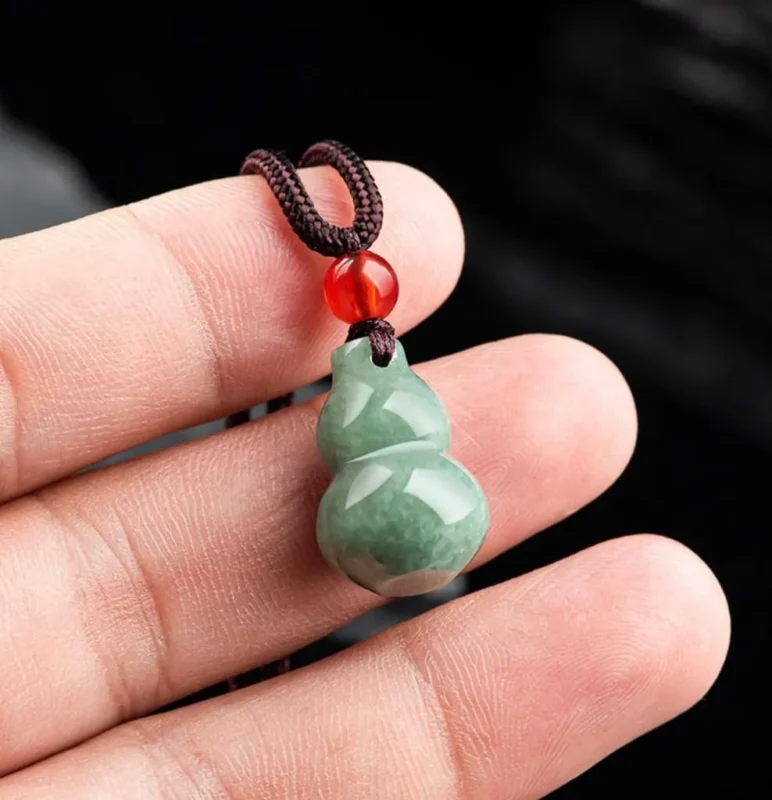 Dây treo Hồ Lô được xem là biểu tượng cầu an, tiêu tai giải hạn và tăng năng lượng chữa lành đối với người mệnh Mộc