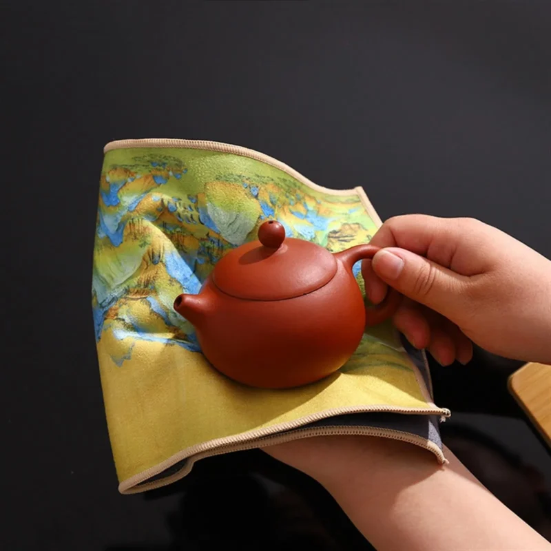 Khăn lau trà cụ là một vật dụng thiết yếu để giữ cho bàn trà sạch sẽ và khô ráo, làm từ chất liệu cotton, bông có khả năng thấm hút tố
