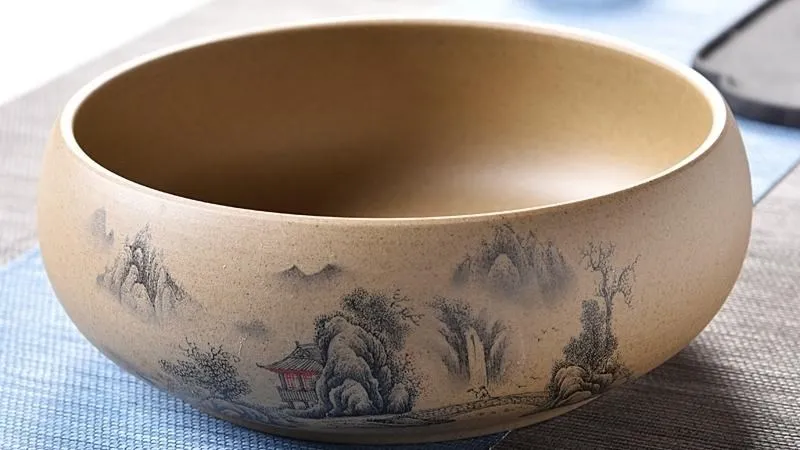 Dụng cụ pha trà đạo cơ bản bao gồm kháo trà (thuyền trà) là một chiếc bát lớn dùng để đựng nước sôi vệ sinh, làm nóng dụng cụ và bỏ nước tráng trà, bã trà. Nếu sử dụng bàn trà có khay chứa nước riêng thì có thể không cần kháo trà. Các dụng cụ khác cần thiết bao gồm ấm trà, chén tống (chén lọc), chén trà, hũ đựng trà, khay trà và bộ dụng cụ gắp trà.