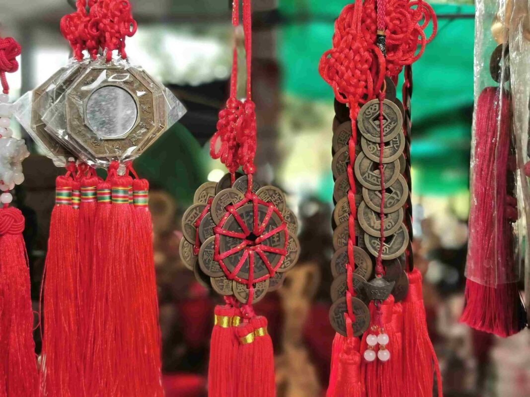 Không nên đặt quá nhiều đồ phong thủy trong xe vì có thể gây rối loạn năng lượng, làm mất tập trung khi lái xe, và làm cản trở tầm nhìn. Ngoài ra, việc đặt quá nhiều vật phẩm cũng có thể gây nguy hiểm khi xảy ra sự cố, như các vật sắc nhọn hoặc nặng bị văng ra ngoài, hoặc các vật phẩm bịt kín túi khí