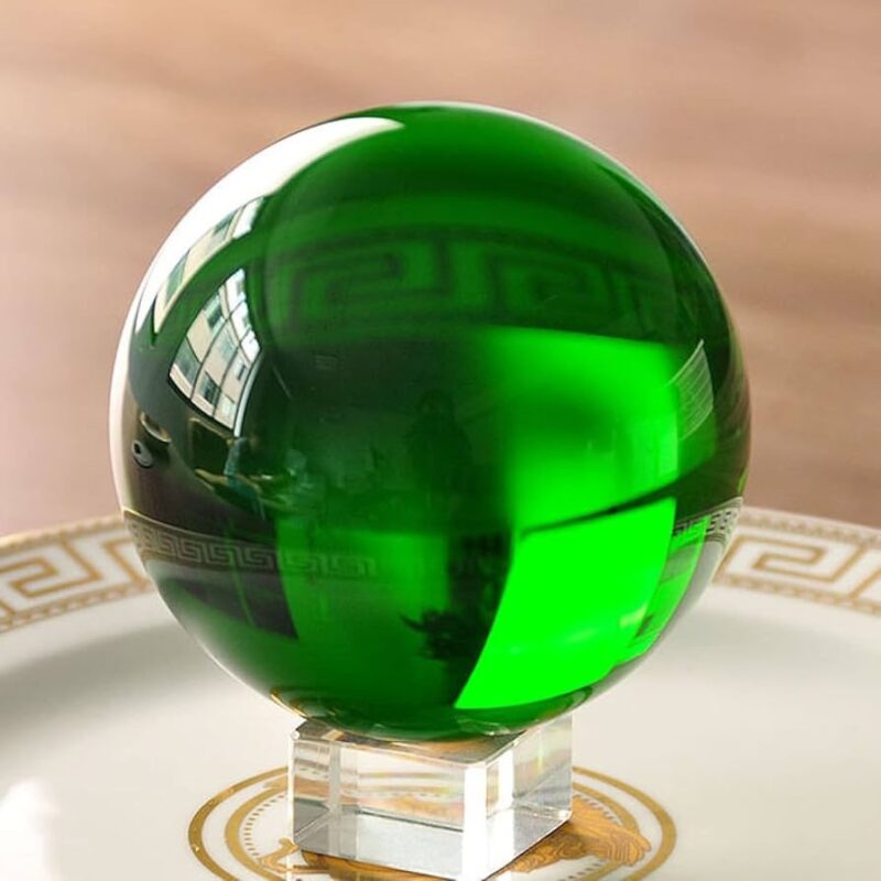 Người mệnh Mộc nên chọn quả cầu phong thủy màu xanh lá cây (màu tương hợp) và màu xanh nước biển, xanh dương, đen (màu tương sinh từ hành Thủy) để tăng cường tài lộc, sự nghiệp và sức khỏe. Các loại đá phổ biến là Thạch Anh xanh, Obsidian, Serpentine và đá Lông Công, tùy thuộc vào mục đích sử dụng cụ thể
