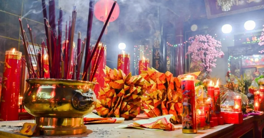 Khi chuyển nhà hoặc lập bàn thờ mới, bạn hoàn toàn có thể bốc bát hương mới hoặc sử dụng lại bát hương cũ tùy thuộc vào tình trạng và niềm tin cá nhân, miễn là bát hương cũ không ghi địa chỉ nhà cũ trên tờ hiệu. Việc thay bát hương mới được xem là tăng thêm sự trang nghiêm và tốt cho gia đạo, nhưng điều quan trọng nhất vẫn là sự thành tâm khi thờ cúng.