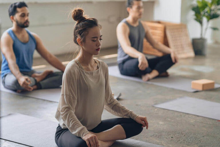 Người mới bắt đầu thiền nên sử dụng nệm ngồi thiền (bồ đoàn) vì chúng giúp nâng hông cao hơn đầu gối, giữ lưng thẳng tự nhiên, tạo tư thế ổn định và thoải mái, từ đó giúp bạn tập trung tốt hơn