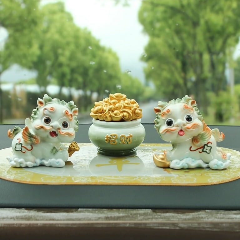 Khi chọn, bạn nên ưu tiên Tỳ Hưu có màu sắc và chất liệu hợp mệnh Kim như màu trắng, xám, bạc (màu bản mệnh) hoặc màu vàng, nâu đất (màu tương sinh Thổ sinh Kim) và làm từ chất liệu như đồng, kim loại hoặc đá tự nhiên