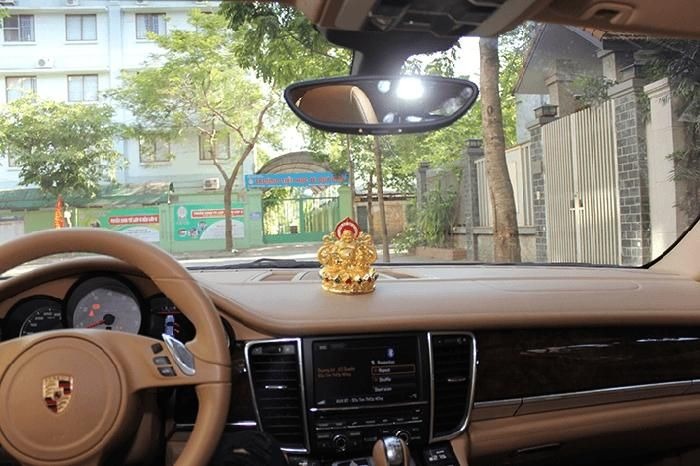 Người mệnh Mộc nên đặt vật phẩm phong thủy trên taplo hoặc treo ở gương chiếu hậu trong xe ô tô, ưu tiên các vị trí cao ráo, sạch sẽ và không cản trở tầm nhìn để đảm bảo an toàn và hiệu quả phong thủy. Cụ thể, có thể đặt tượng, chậu cây mini chắc chắn trên taplo, hoặc treo vật phẩm nhỏ gọn như dây tua rua phong thủy trên gương chiếu hậu.