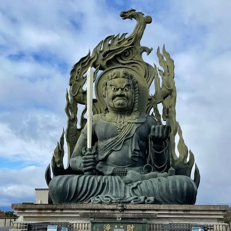 Bất Động Minh Vương (Acala) là một vị thần hộ pháp trong Phật giáo Mật tông, được xem là hóa thân phẫn nộ của Đức Đại Nhật Như Lai để hàng phục ma chướng và bảo vệ chúng sinh. Ngài được tôn thờ trong Kim Cương thừa và được xem là một trong năm Đại Minh Vương