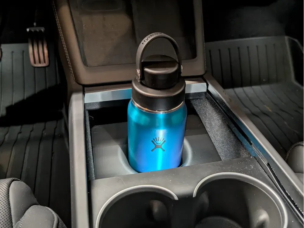 Tặng bình giữ nhiệt vừa khay cốc ô tô là một ý tưởng quà tặng thiết thực cho người mua xe mới. Để món quà hoàn hảo, bạn nên chọn bình có kích thước phù hợp với khay đựng cốc trên xe, có thiết kế sang trọng và chất liệu an toàn, giúp người nhận có thể giữ đồ uống nóng/lạnh trong mọi chuyến đi.