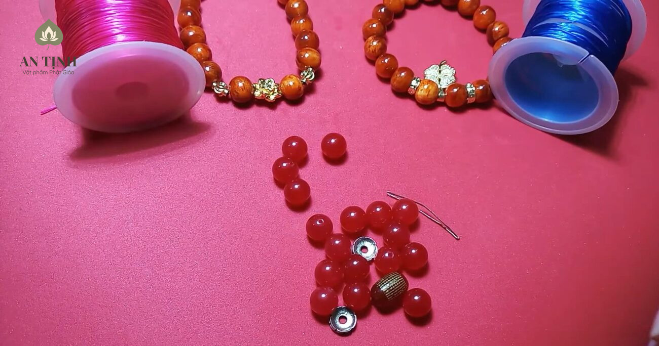 Bước 1: Chuẩn bị dụng cụ đá phong thủy, dây xâu, kéo, khay đựng hột,...