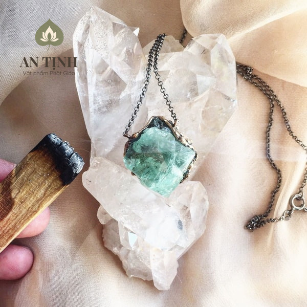 Bước 2: Vệ sinh và thanh tẩy năng lượng đá phong thủy trước khi xâu