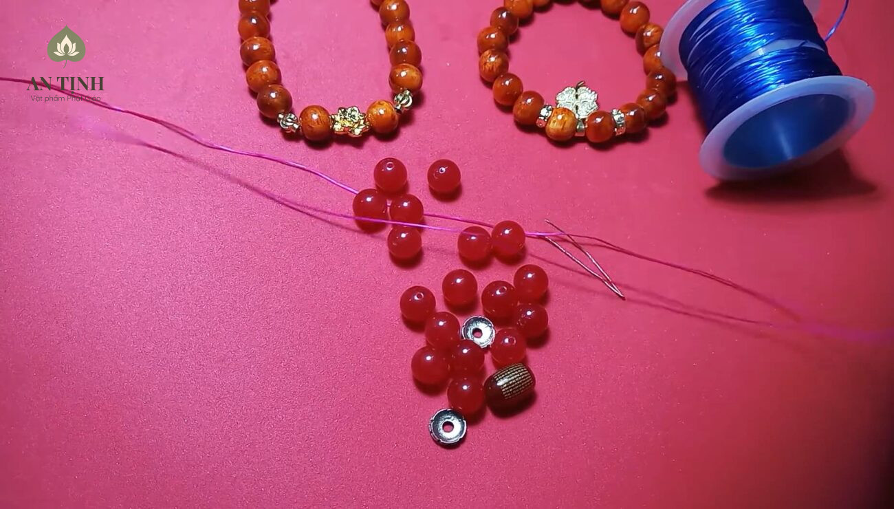 Bước 3: Đo và cắt dây xâu vòng tay với kích thước phù hợp