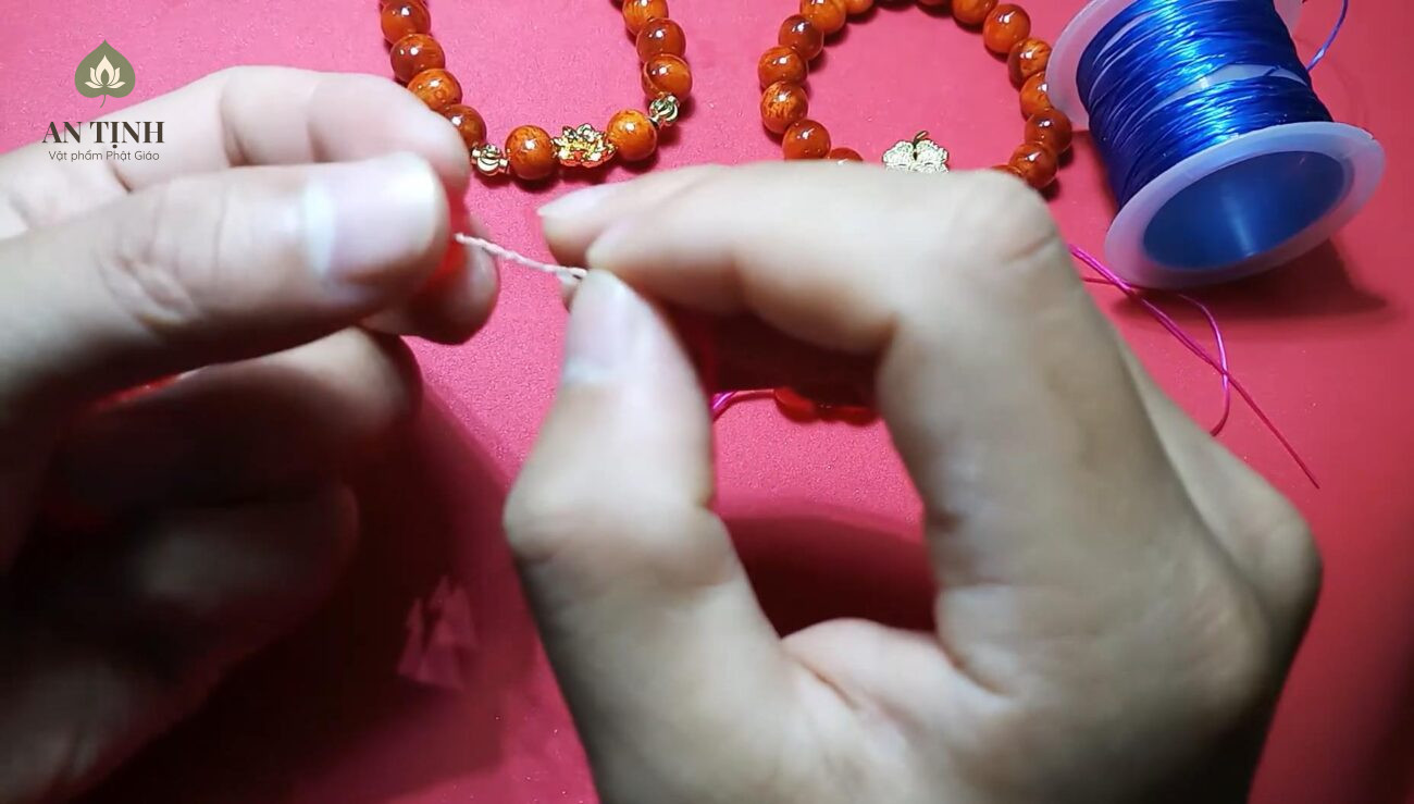 Bước 4: Tiến hành sâu vòng tay phong thủy