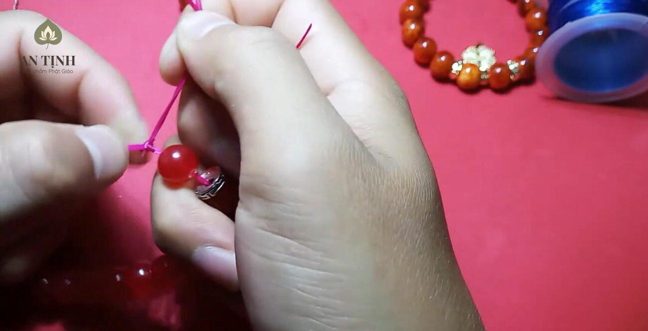 Bước 5: Thắt nút vòng tay