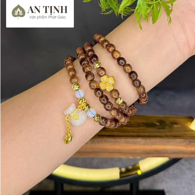 Công dụng chính của vòng tay gỗ phong thủy là mang lại sự bình an, may mắn và tài lộc, đồng thời xua đuổi tà khí. Ngoài ra, chúng còn có lợi ích về sức khỏe như giúp thư giãn tinh thần, giảm căng thẳng và cải thiện khả năng tập trung nhờ hương thơm tự nhiên từ gỗ.