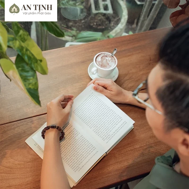 Khi đeo vòng phong thủy, cần tuyệt đối kiêng kỵ không đeo vòng không hợp mệnh, không chọn số hạt đại kỵ, không đeo vòng đã qua sử dụng, không để vòng ở nơi ô uế và tuyệt đối không chạm vào bộ phận quan trọng của vật phẩm Tỳ Hưu