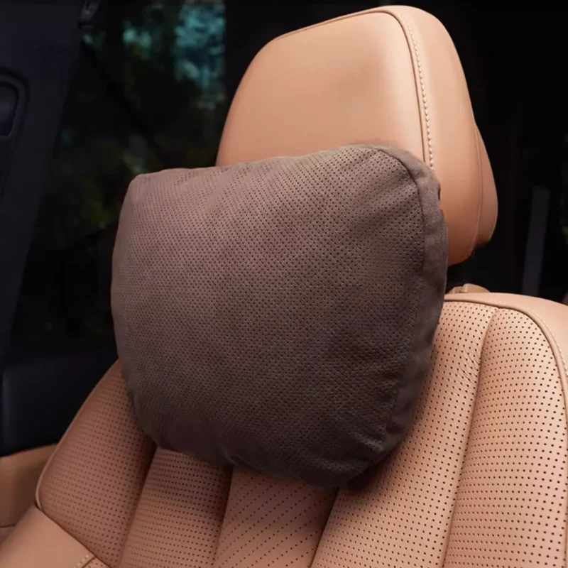 Tặng gối tựa đầu khi mua xe mới là một món quà thiết thực, giúp người nhận thoải mái hơn khi lái xe, đặc biệt là trên những chuyến đi dài. Bạn có thể chọn gối làm từ chất liệu cao cấp như memory foam, có thiết kế đẹp mắt và phù hợp với nội thất xe để thể hiện sự quan tâm đến sức khỏe và sự tiện nghi cho người lái