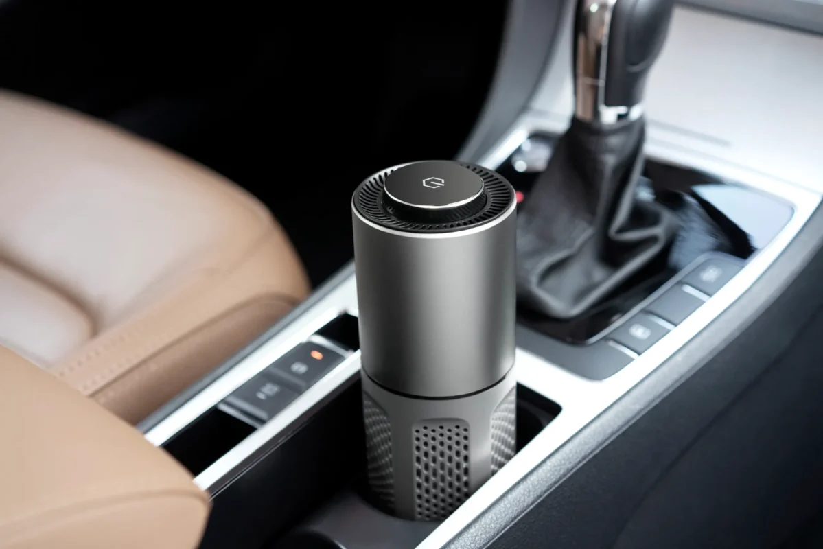 Máy lọc không khí mini giúp khử mùi nội thất, tạo cảm giác dễ chịu khi ở trong xe