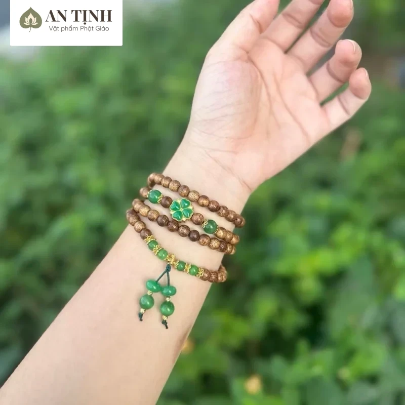 Người mệnh Kim hợp đeo vòng tay trầm hương, vì màu nâu sẫm tự nhiên của trầm hương tương sinh với mệnh Kim