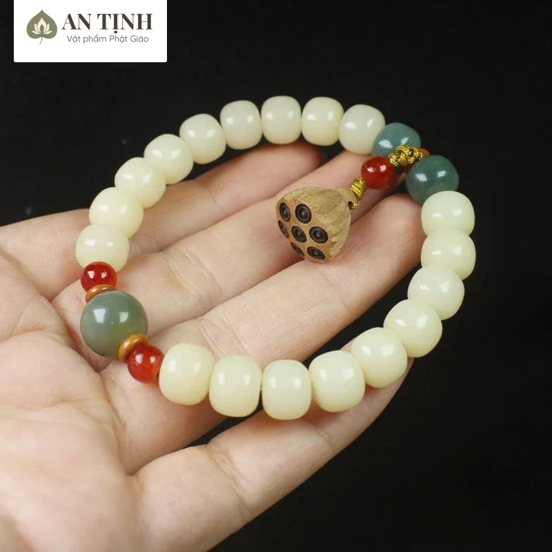 Người mệnh Kim hợp với các màu bản mệnh như trắng, xám, bạc và các màu tương sinh thuộc hành Thổ như vàng, nâu đất, nâu sẫm