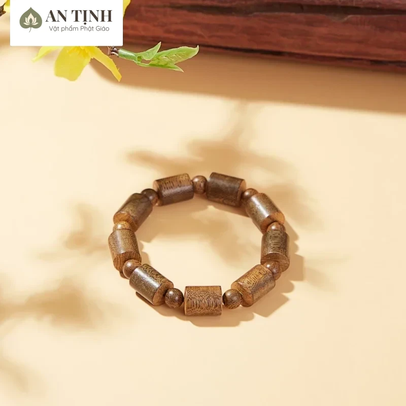 Để chọn màu vòng tay theo nguyên tắc Ngũ Hành, bạn cần dựa vào mệnh của bản thân để chọn các màu tương sinh (tương hỗ) hoặc màu bản mệnh, đồng thời tránh các màu tương khắc (hóa)