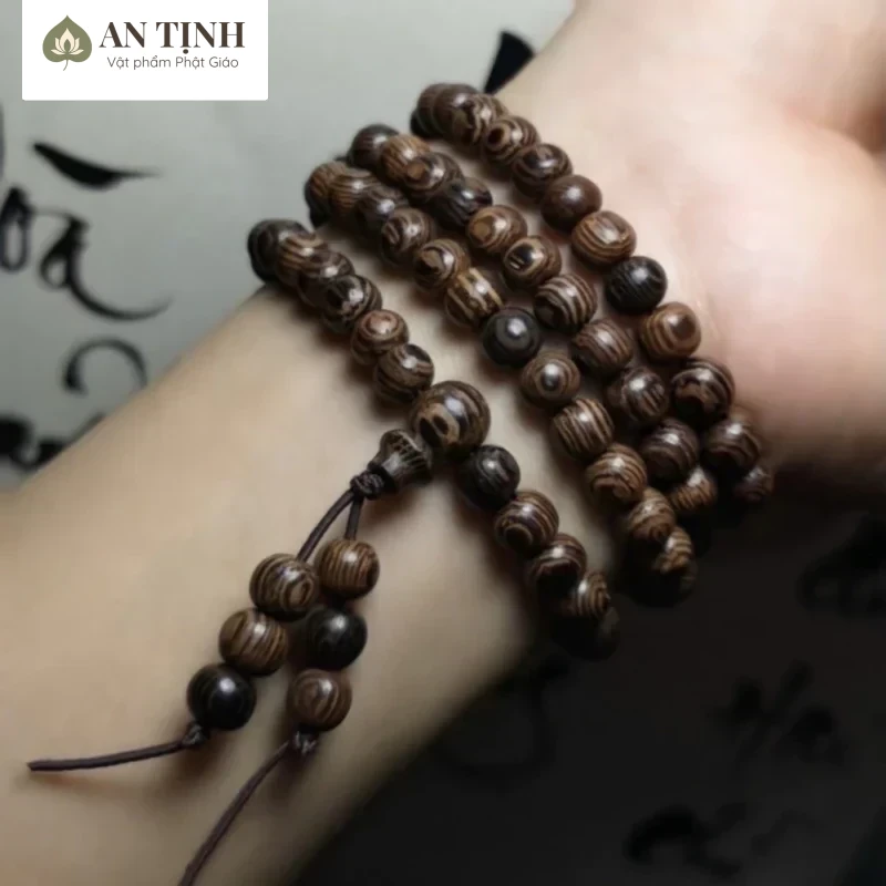 Tùy trường hợp mà bạn nên đeo vòng tay trái hay tay phải để phát huy công dụng