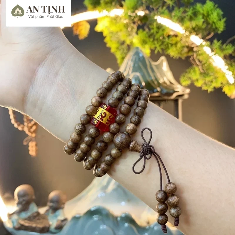 Để tối ưu hóa năng lượng vòng phong thủy, bạn nên đeo tay trái để thu hút năng lượng tích cực, may mắn, tài lộc và đeo tay phải để xua đuổi tà khí, năng lượng tiêu cực, bảo vệ bản thân