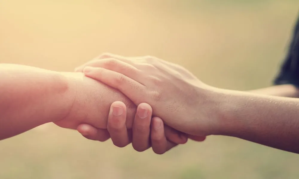 Ta hiểu rằng hạnh phúc và khổ đau của người khác cũng chính là của mình, từ đó biết yêu thương và san sẻ nhiều hơn