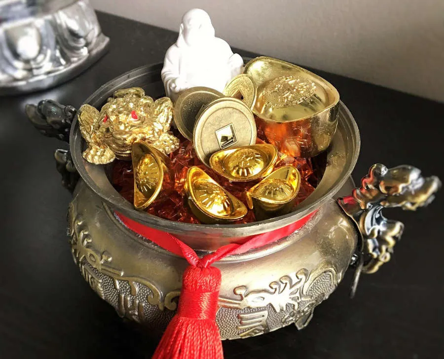 Phòng khách, bàn làm việc, quầy thu ngân,... là các vị trí đẹp để đặt bát tụ bảo