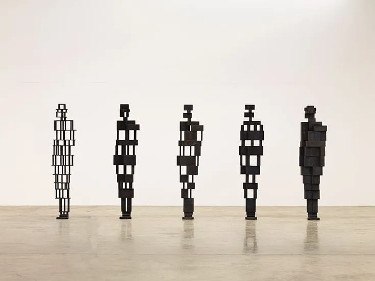 "Ngũ uẩn giai không" là nhận thức rằng năm uẩn (sắc, thọ, tưởng, hành, thức) là không có tự tính (bản chất độc lập, cố định), vì chúng luôn thay đổi, sinh diệt và phụ thuộc vào các yếu tố duyên khởi. Việc nhận ra "ngũ uẩn giai không" giúp thoát khỏi ảo tưởng về một cái "ta" vững chắc, từ đó giải thoát khỏi khổ đau.