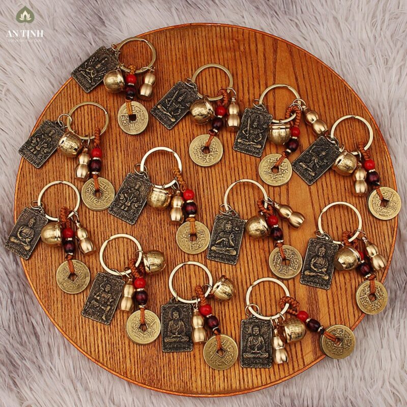Móc khóa phong thủy không chỉ đơn thuần là khắc hình Phật Bản Mệnh trên một thẻ nhỏ, mà còn kết hợp đa yếu tố phong thủy